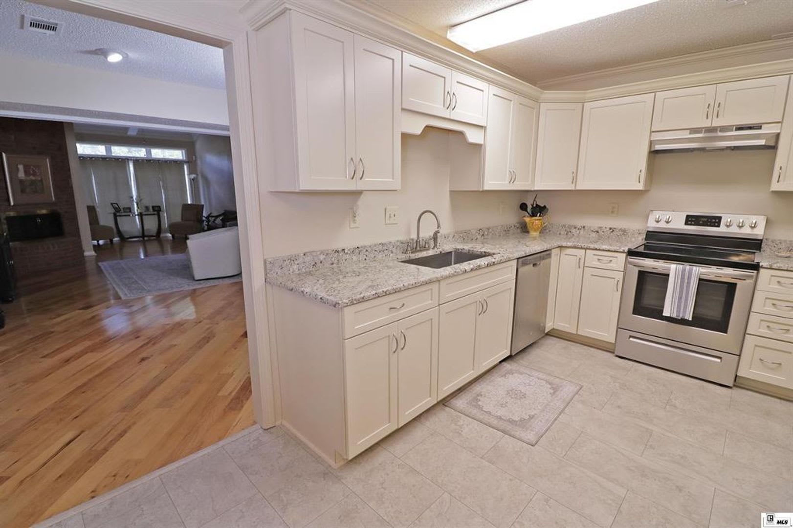 Great Townhouse in a Convenient Location! – photo 5