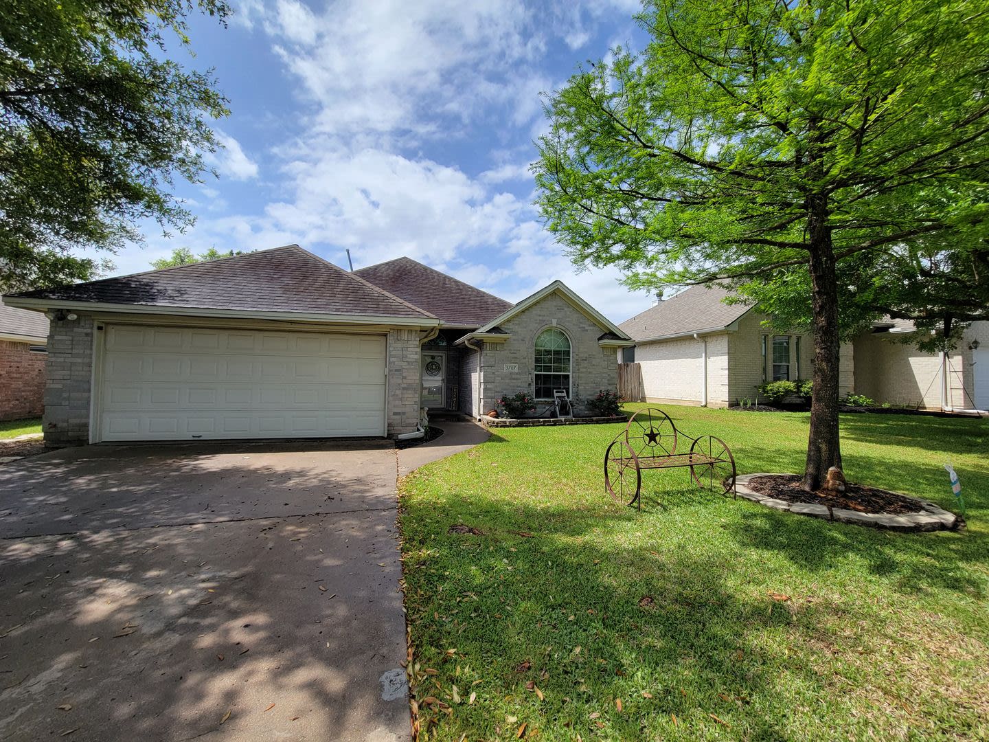 College Station -3 bedroom / 2 bath / 2 car garage / fenced in back yard. IN EDELWEISS GARTENS – photo 2