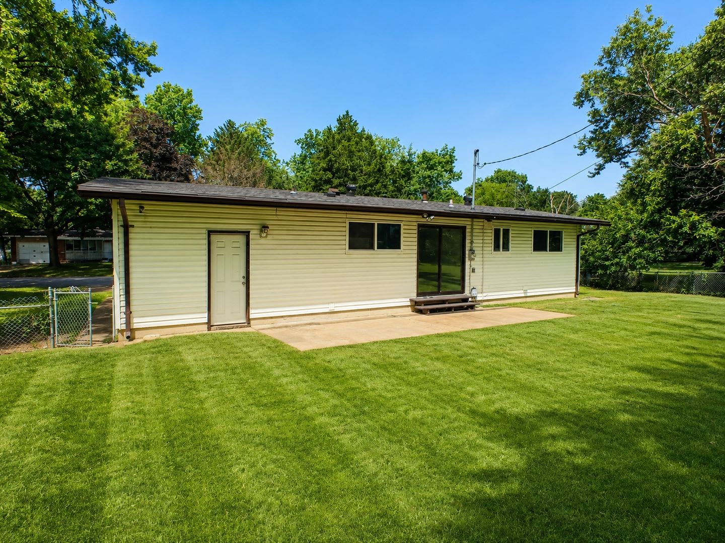 Your next home is waiting! Check out this inviting 3-bedroom – photo 2