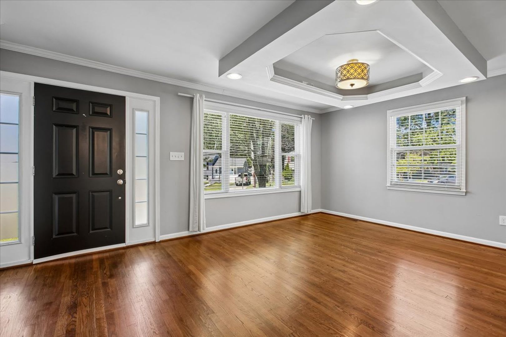 Picturesque Corner Lot Single Family Home in Kensington – photo 4