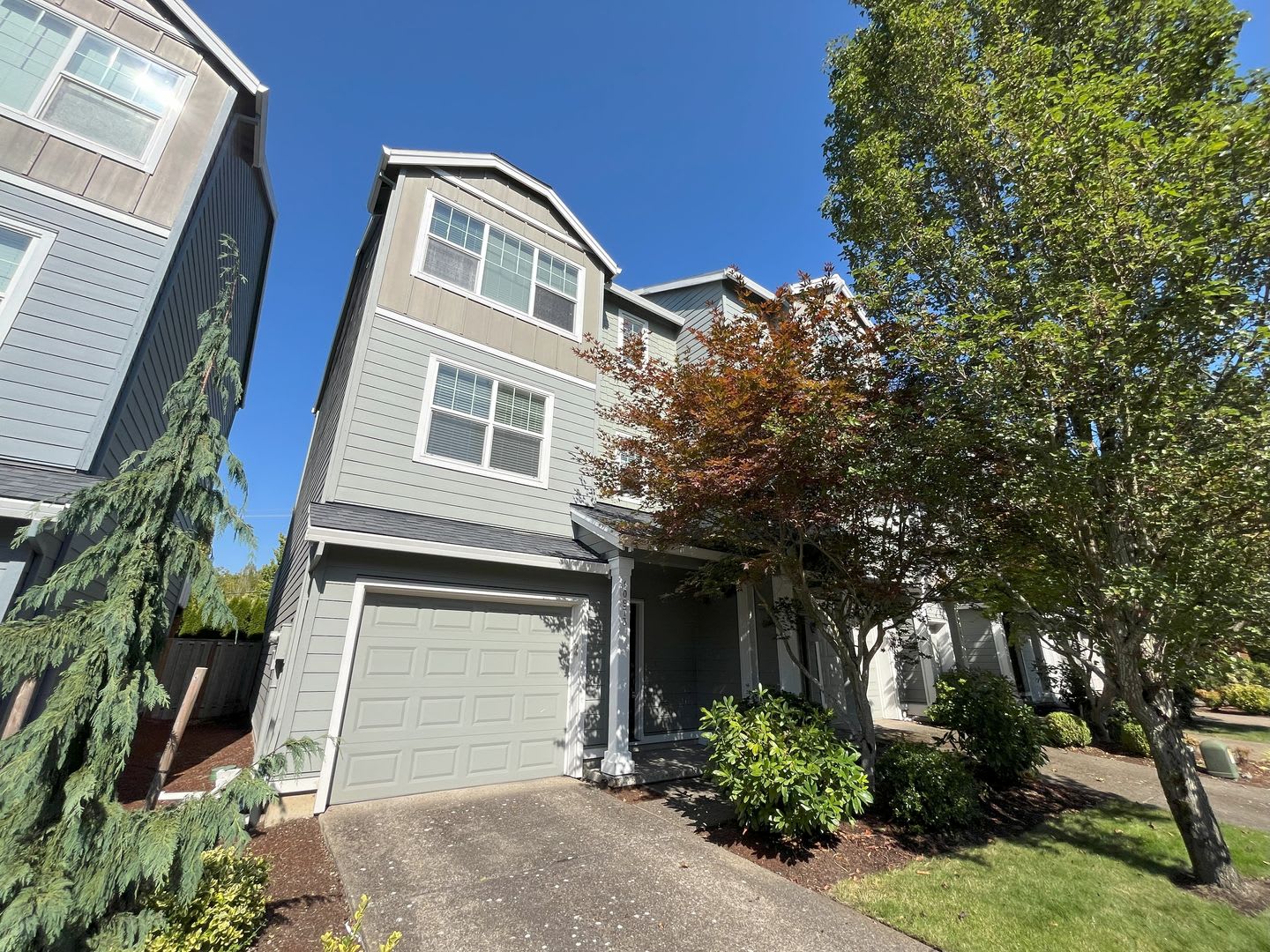 Spacious Tigard 3 Bedroom Townhouse with Open Kitchen, Attached Garage & Balcony – photo 2