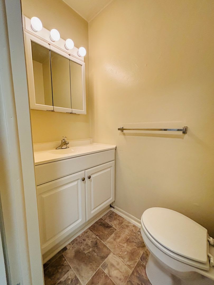 2 Bedroom, 1.5 Bath Townhouse – photo 3