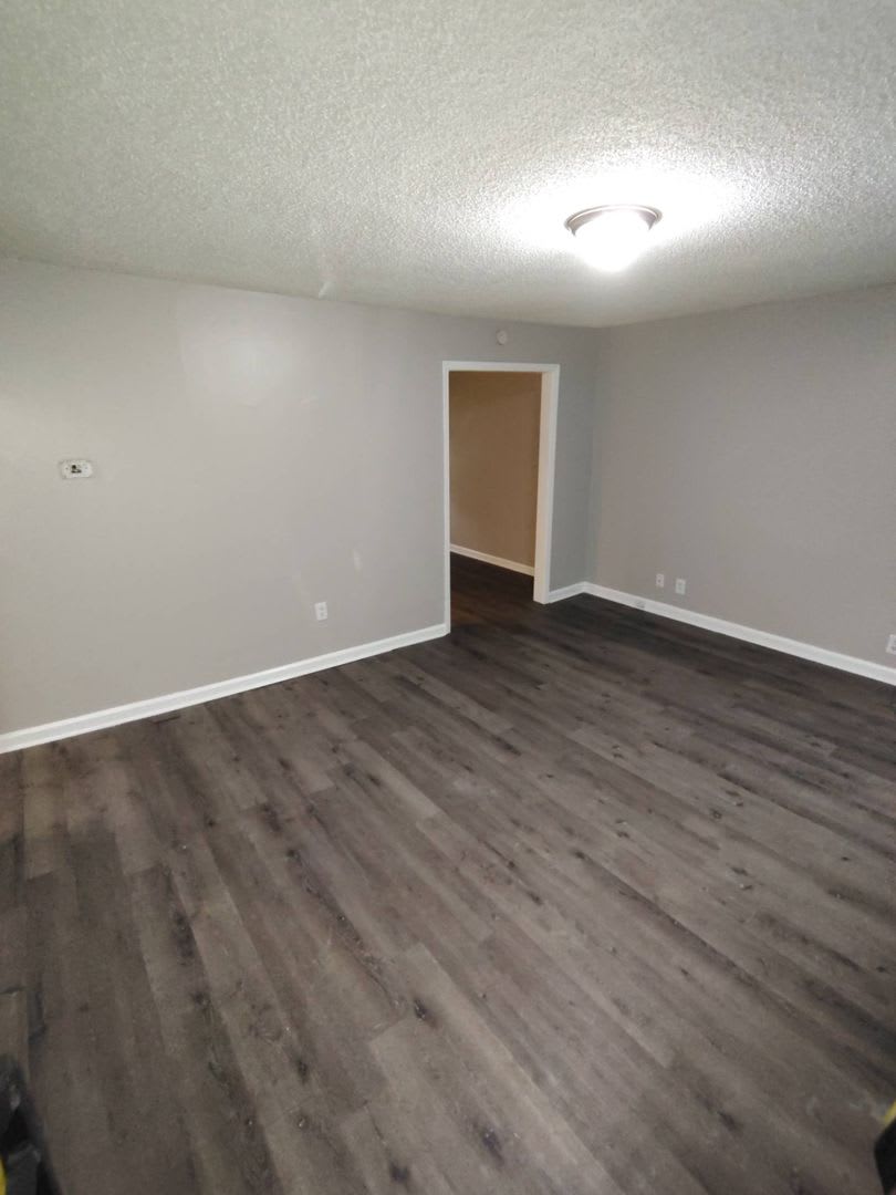 Newly Renovated 2 Bedroom / 1 Bathroom Home Available Now! – photo 2
