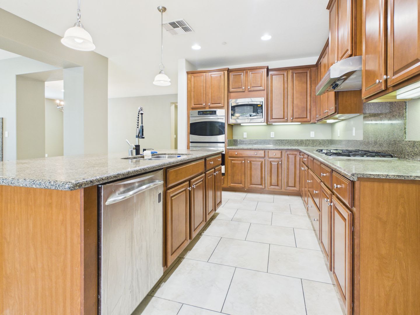 Solar Home Spacious 5-Bedroom in Blackstone with Resort Style Amenities – photo 4