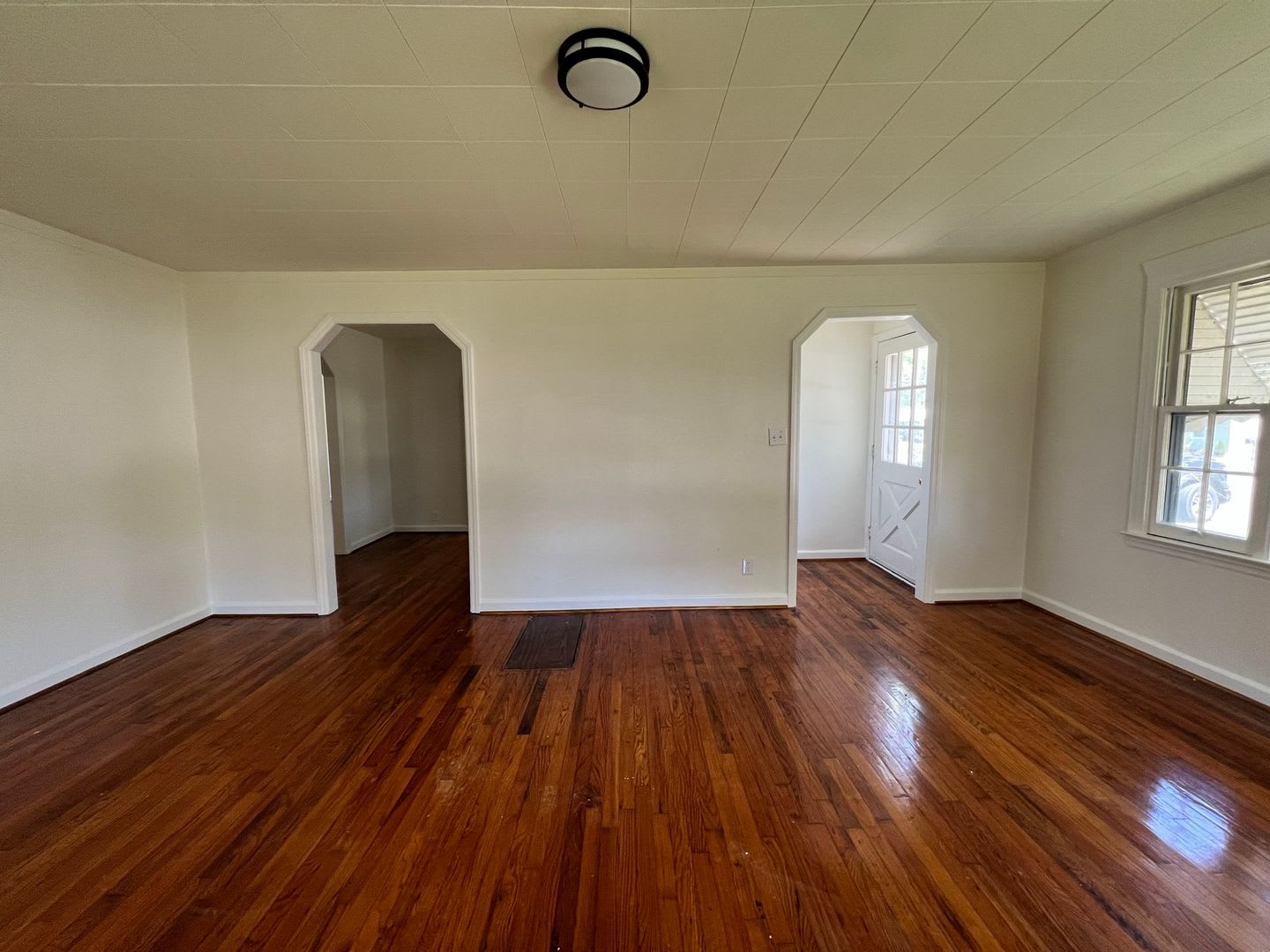 Now available! 2bedroom 1 bathroom with garage – photo 5