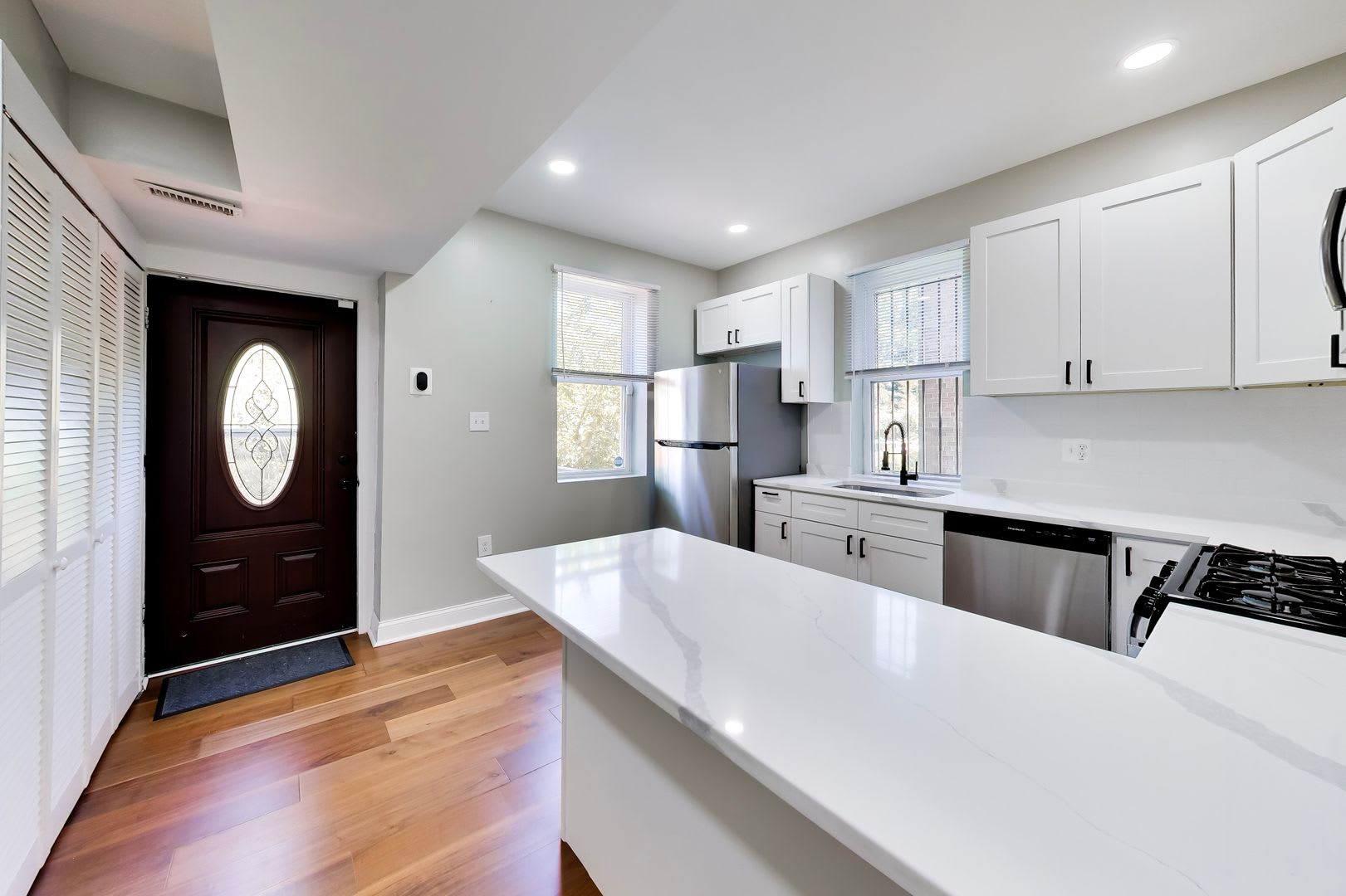 Beautiful- 3Bed/2Bath Townhome! – photo 2
