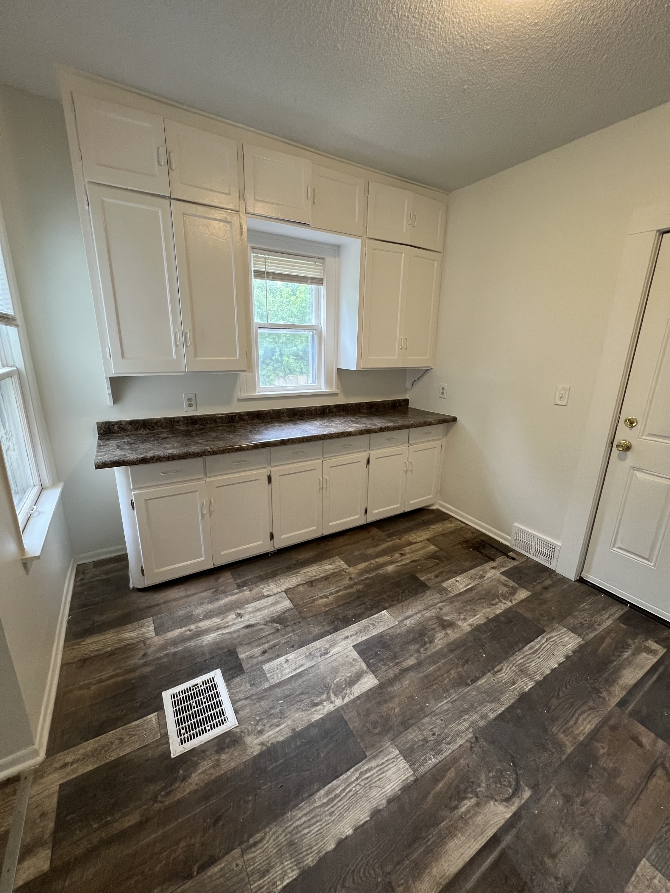 1146 Reaney Ave. E, 1 – photo 3