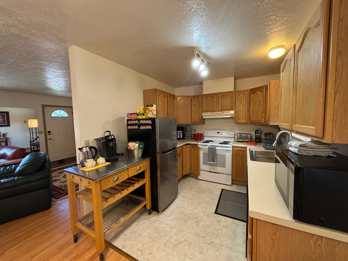 3 bedroom / Washer & dryer in unit! / Sorry no pets – photo 3