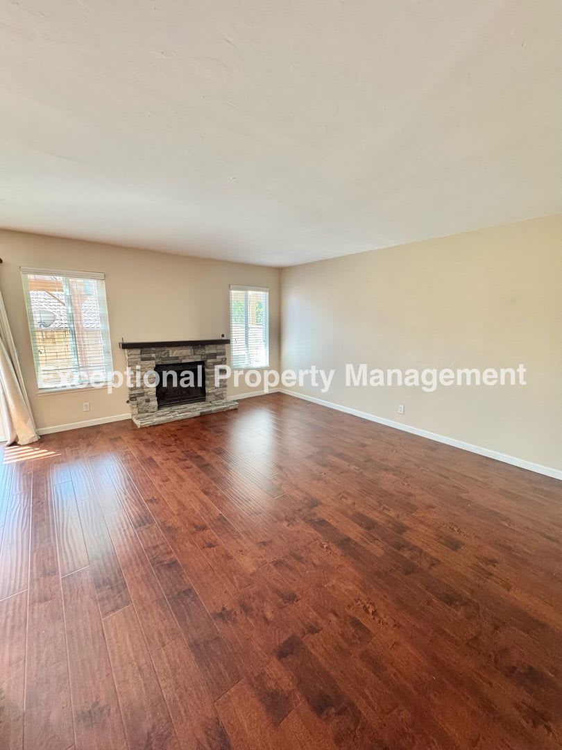 Ready to move in 3 bed 3 bath home – photo 3