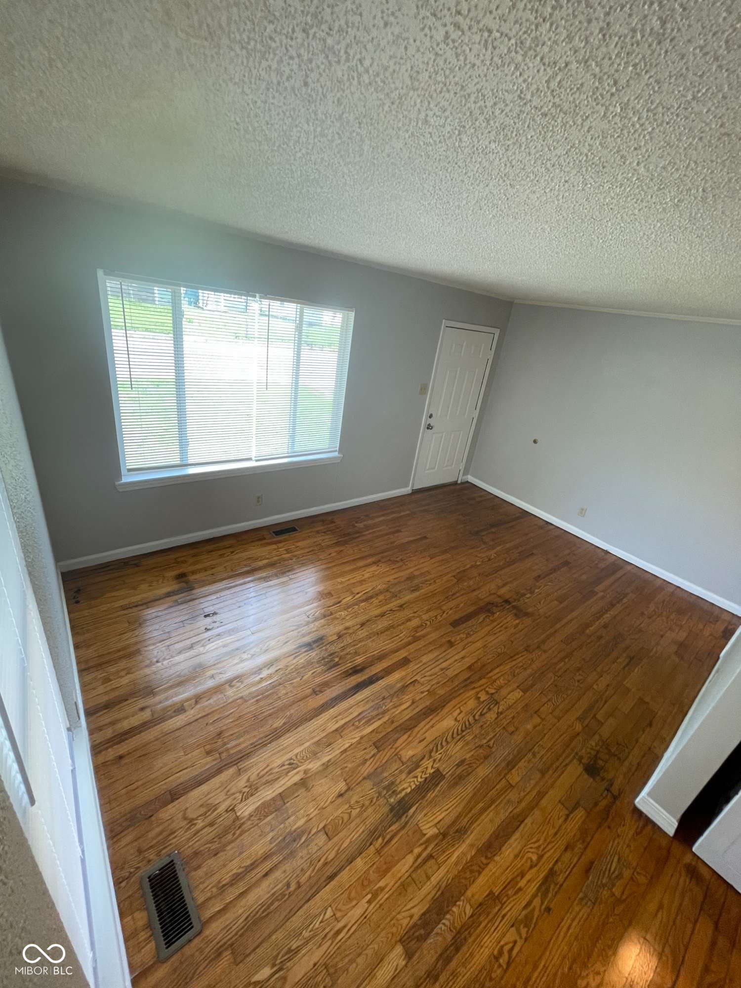 5819 Greenfield Avenue – photo 3