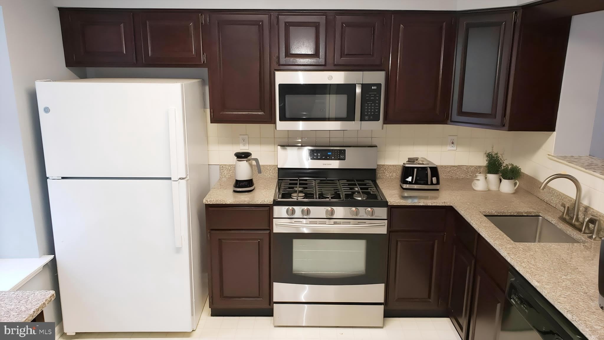 6 HALSTEAD PLACE – photo 2