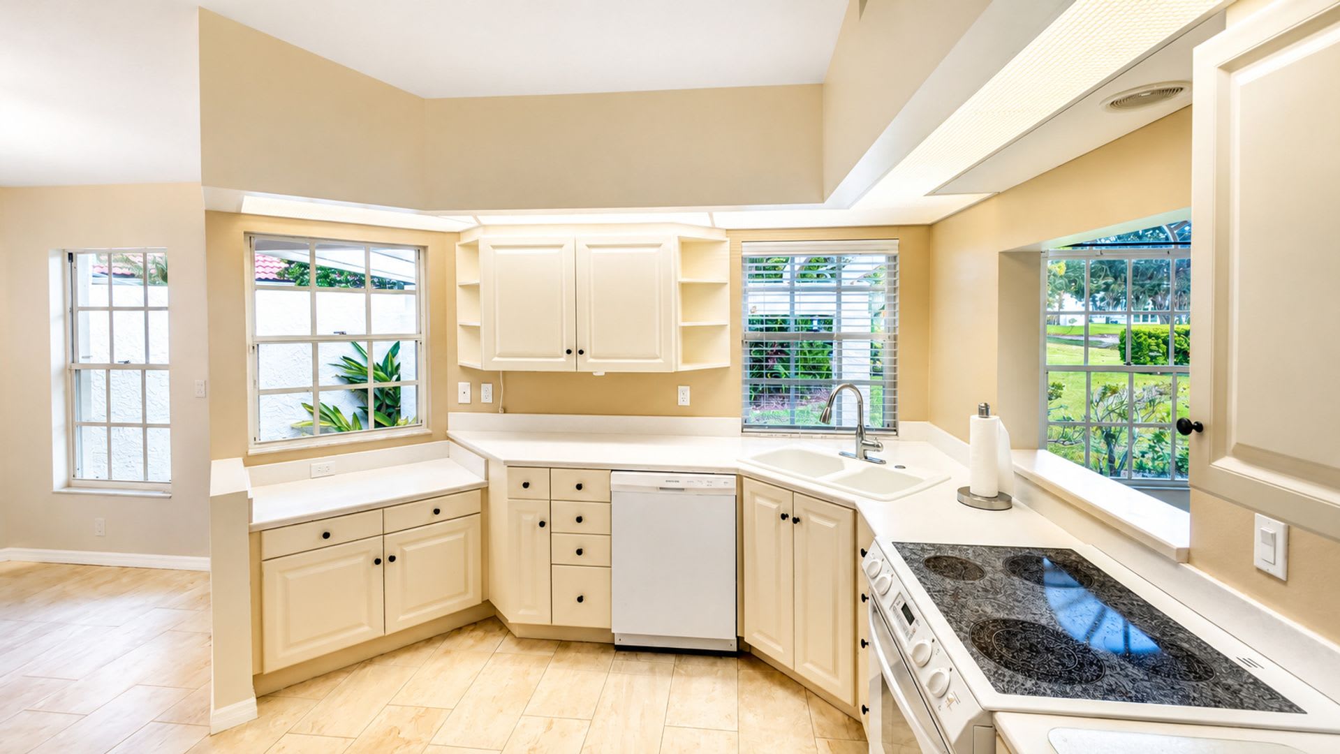 Annual unfurnished 3/2 SFH with pool in The Meadows on the golf course! – photo 4