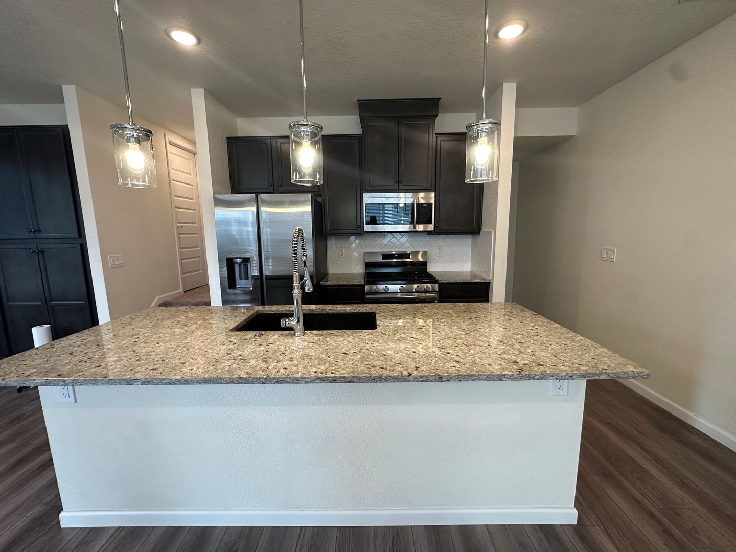 Modern Victory Ridge Townhouse with Mountain Views & 2-Car Garage – photo 2