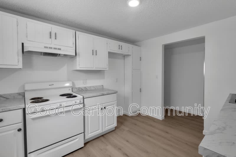 3904 Seneca St – photo 2