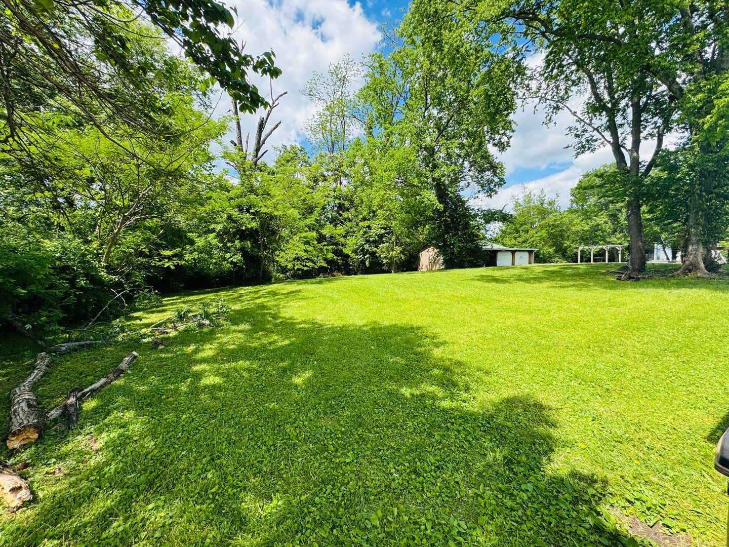 2 Bed, 1 Bath house w/ large level yard and laminate floors – photo 2