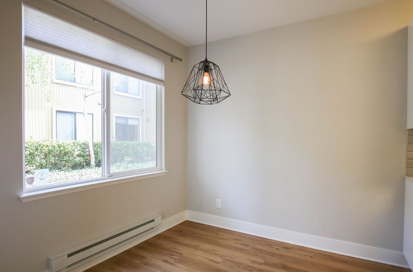 Modern and Clean 2 Bed 2 Bath Condo in Richmond Marina Bay – photo 5