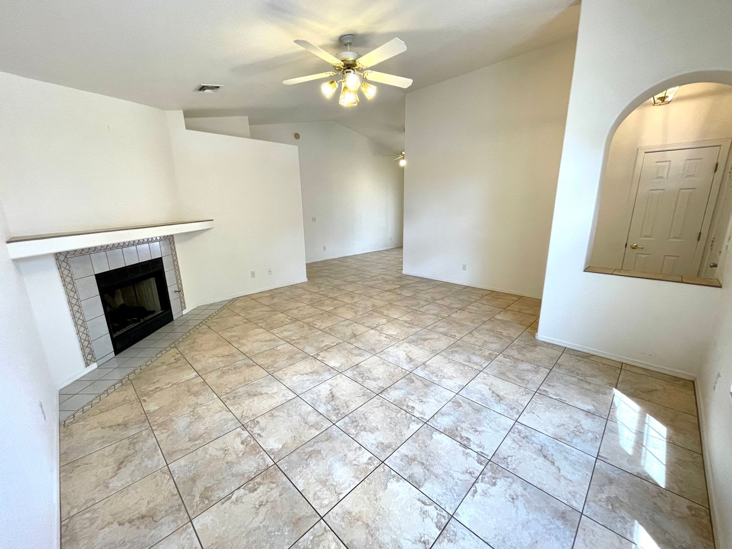 Cute 3 Bedroom Home In Center Of Kingman Available Now – photo 4