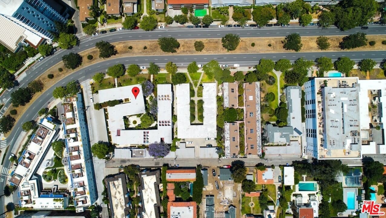 136 San Vicente Blvd – photo 3