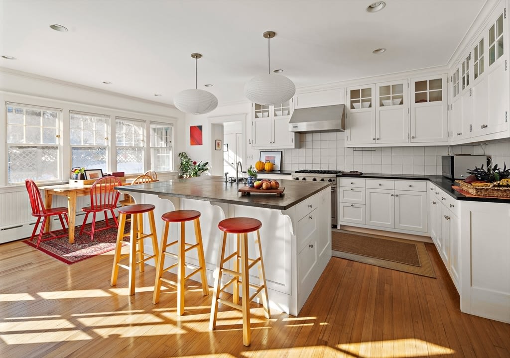 33 Lombard Rd – photo 1