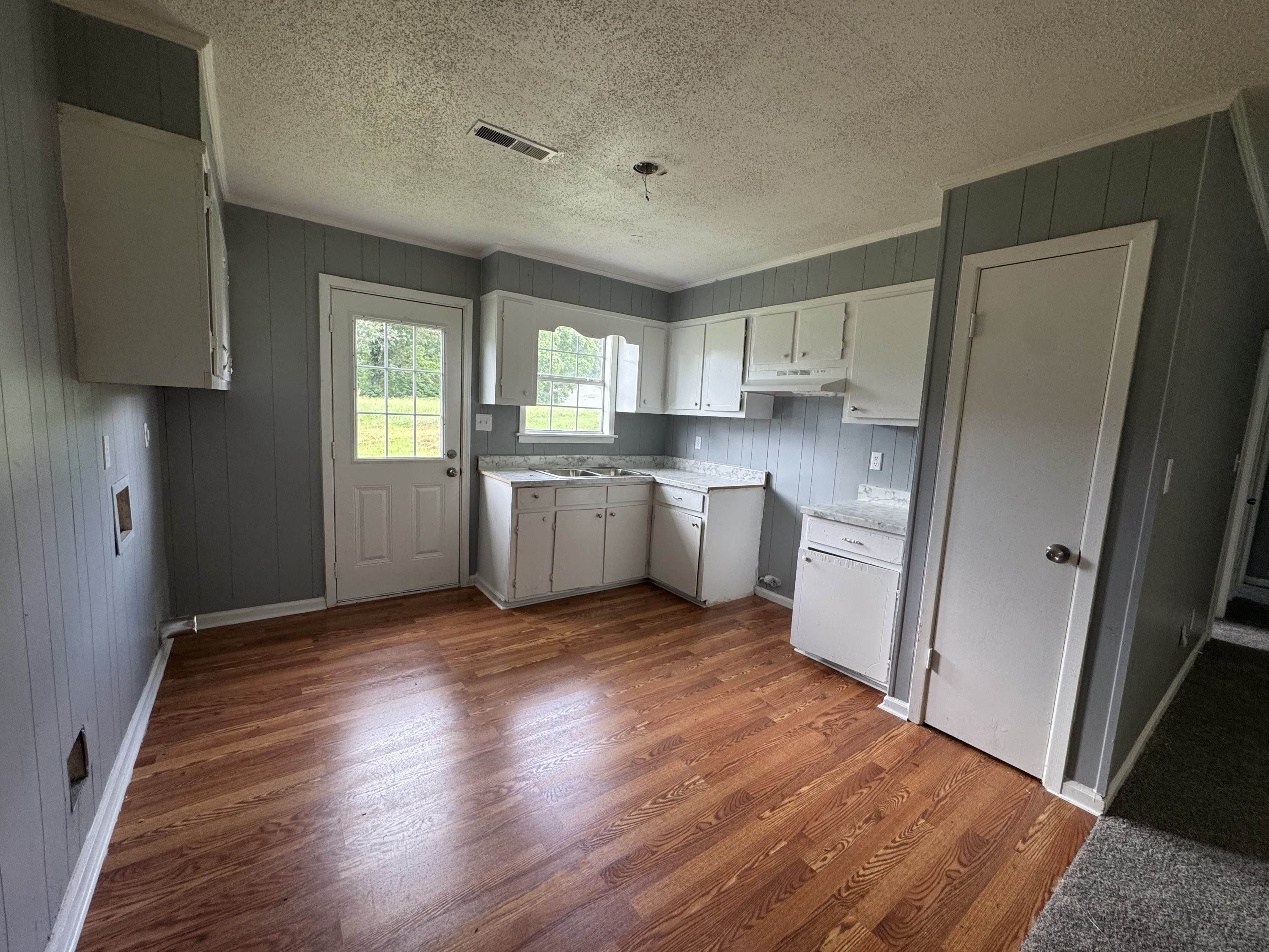 214 College St – photo 3