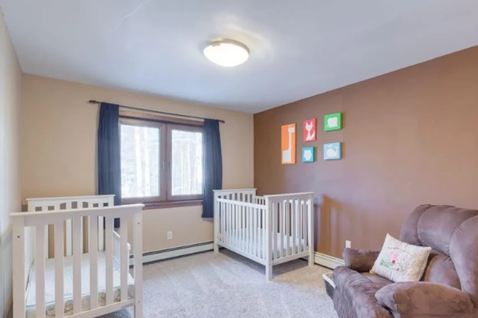 4 bedroom / 2 car garage / small dog on approval – photo 4
