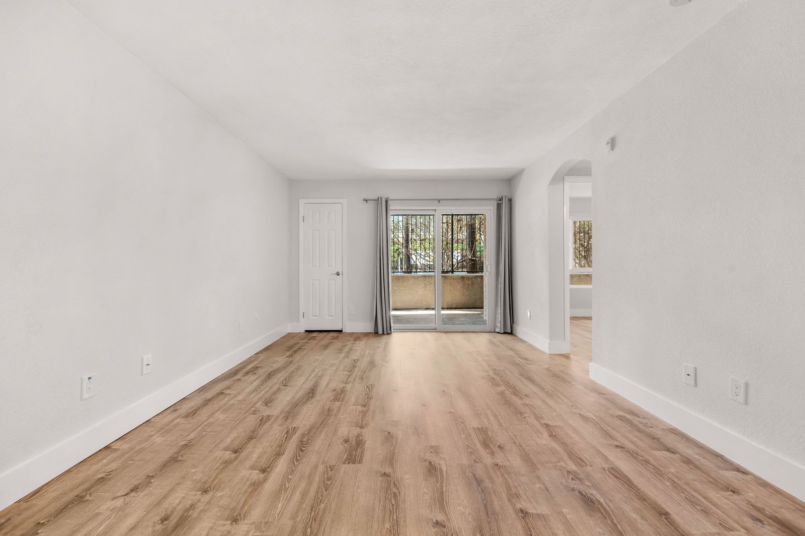 Fully Renovated 2-Bedroom Condo – photo 4