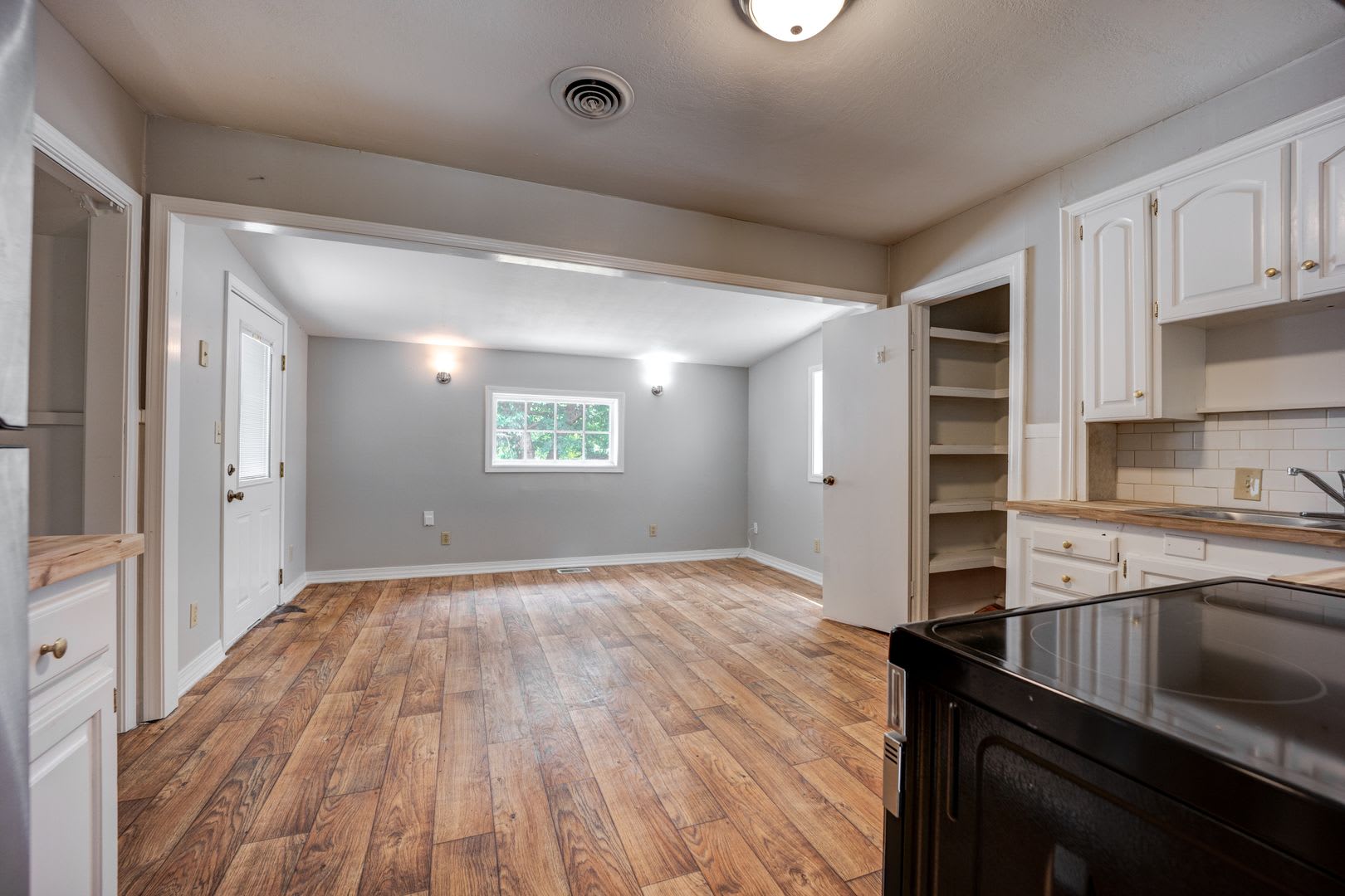 FREE MONTH RENT! Freshly Updated 3 Bedroom House – photo 5