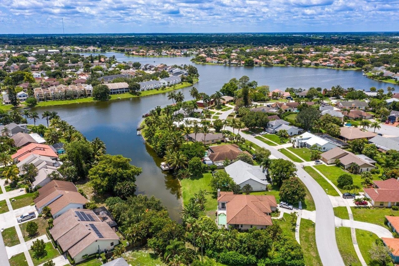 1369 Riverside Circle – photo 2