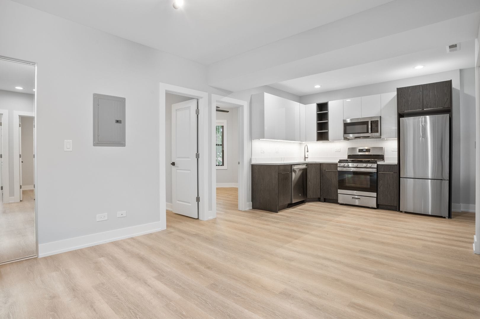 1558 W Juneway Terrace – photo 2