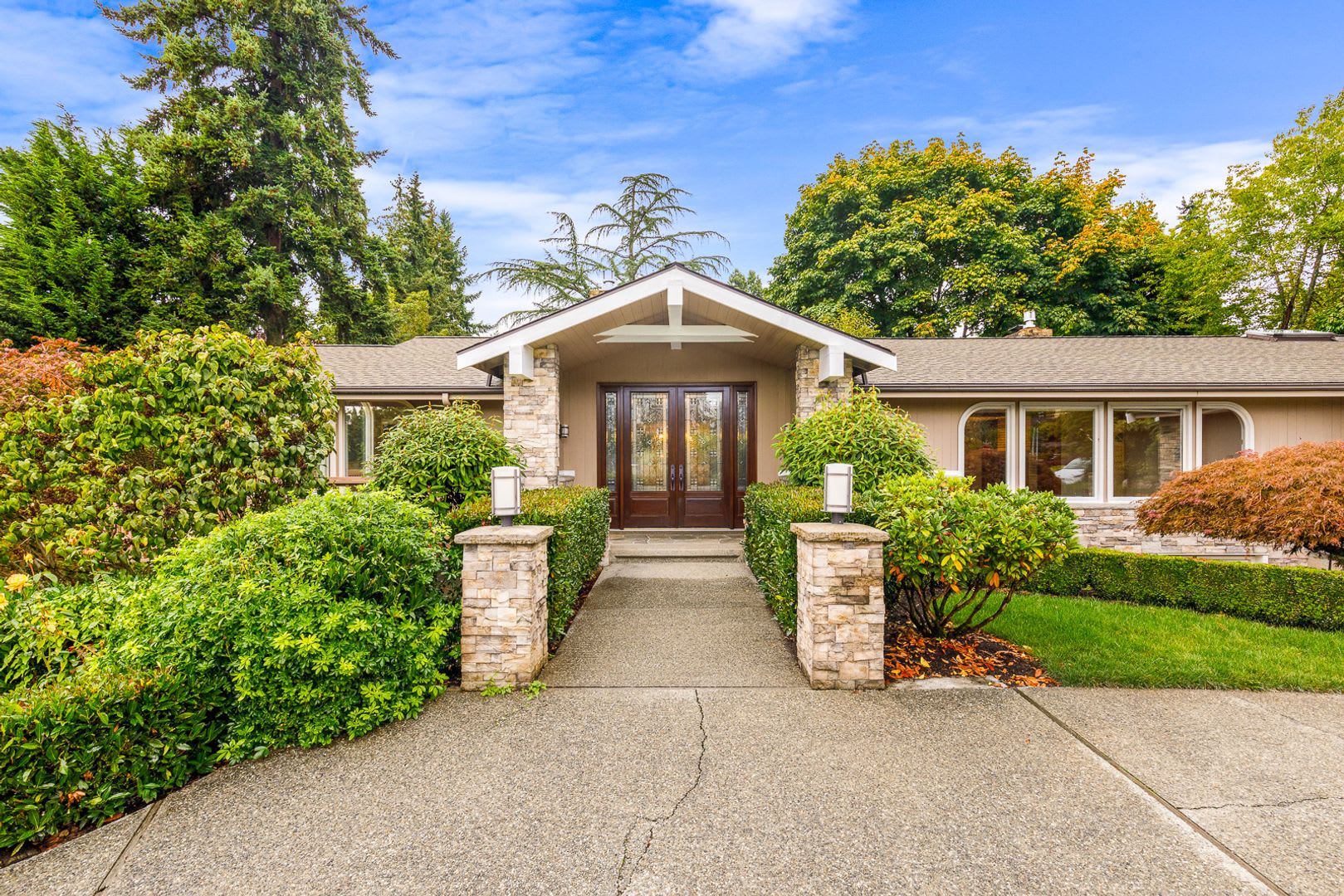 Welcoming Clyde Hill 5 Bedroom 3 Bath Home – photo 1