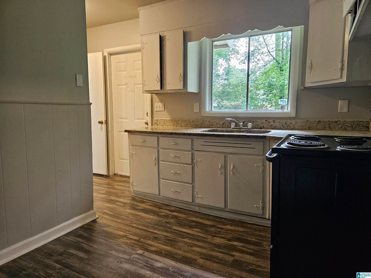 Charming 3 Bedroom Home With Spacious Yard Your Dream Living Space Awaits – photo 4