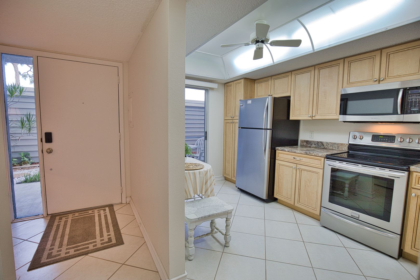 Seasonal Short-Term First Floor Condo in Pinebrook Lake Club Community with Community Pool! – photo 5