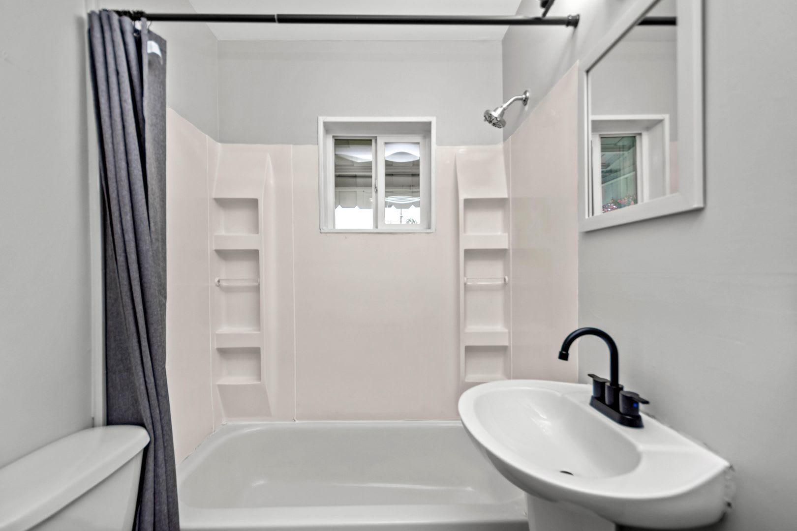 Beautiful 3 bedroom home in Munhall available November 1! – photo 2