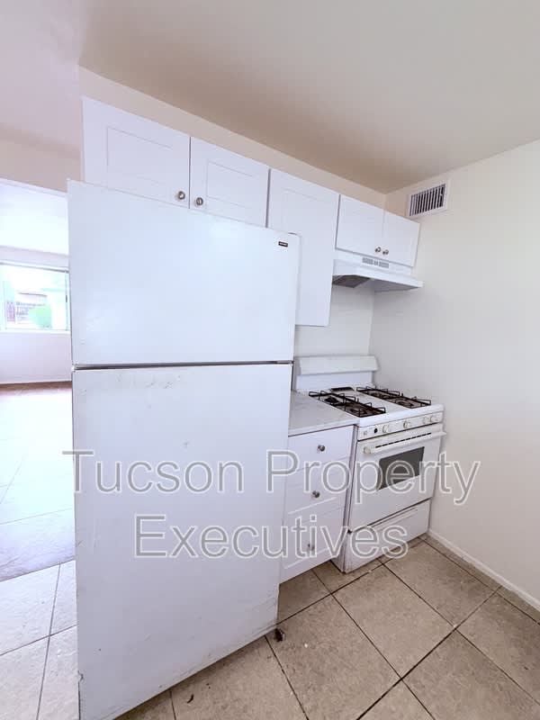 4235 E. Lee Street – photo 3