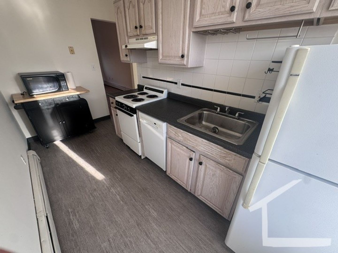 2 400 Brighton 1 Bedroom Near Cleveland Circle Heat Hot Water Included Available Now – photo 2