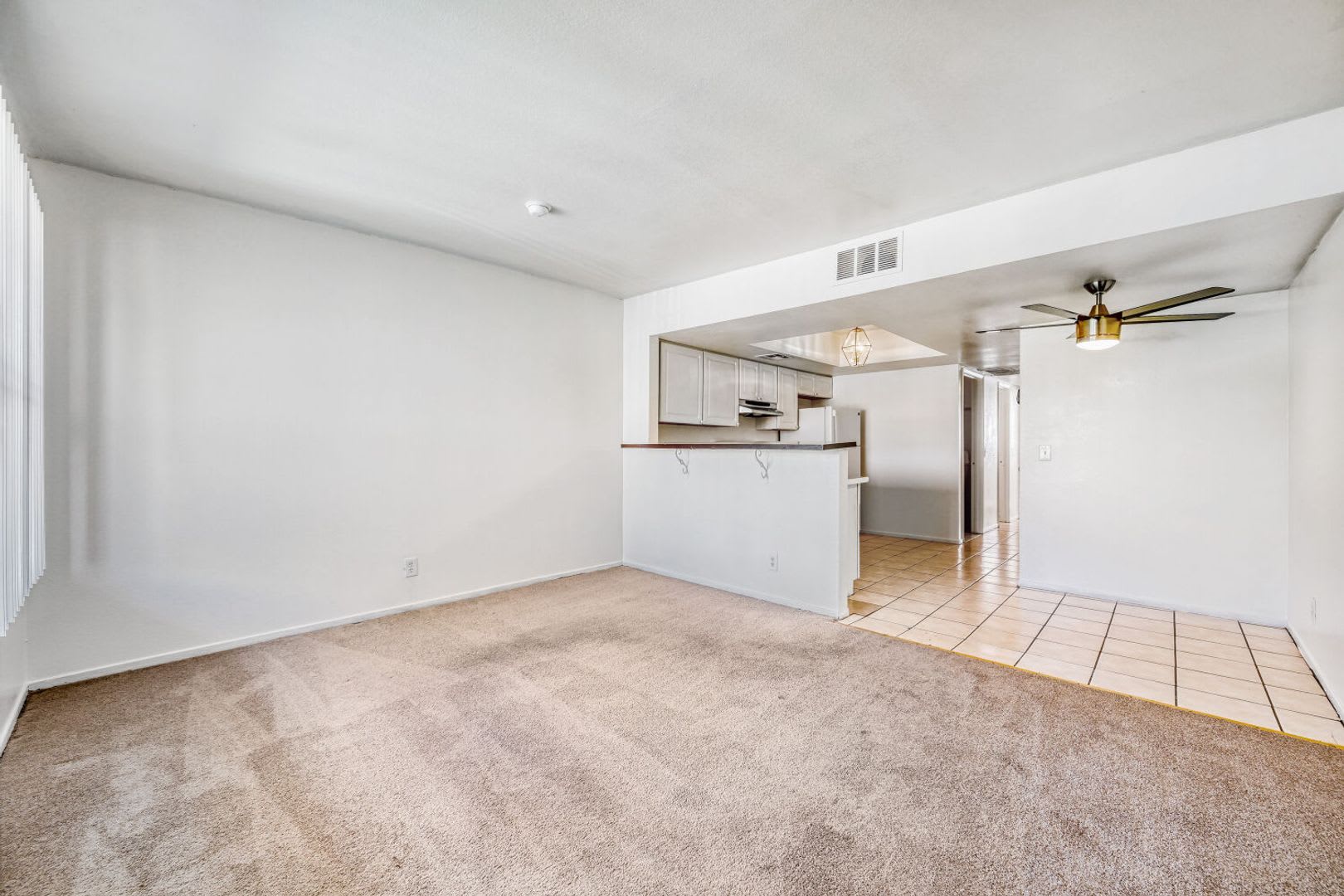 Cozy 2 Bedroom Upstairs Unit With Lots of Natural Light! – photo 4