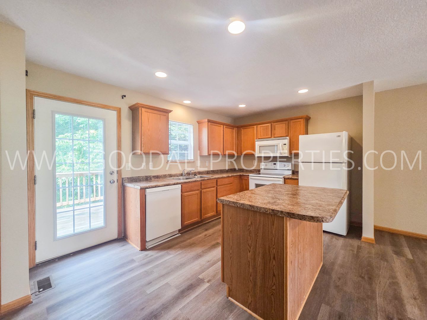 Price reduction!! 2-Bedroom, 2.5-Bath Urbandale Townhome with Attached 2-Car Garage – photo 2