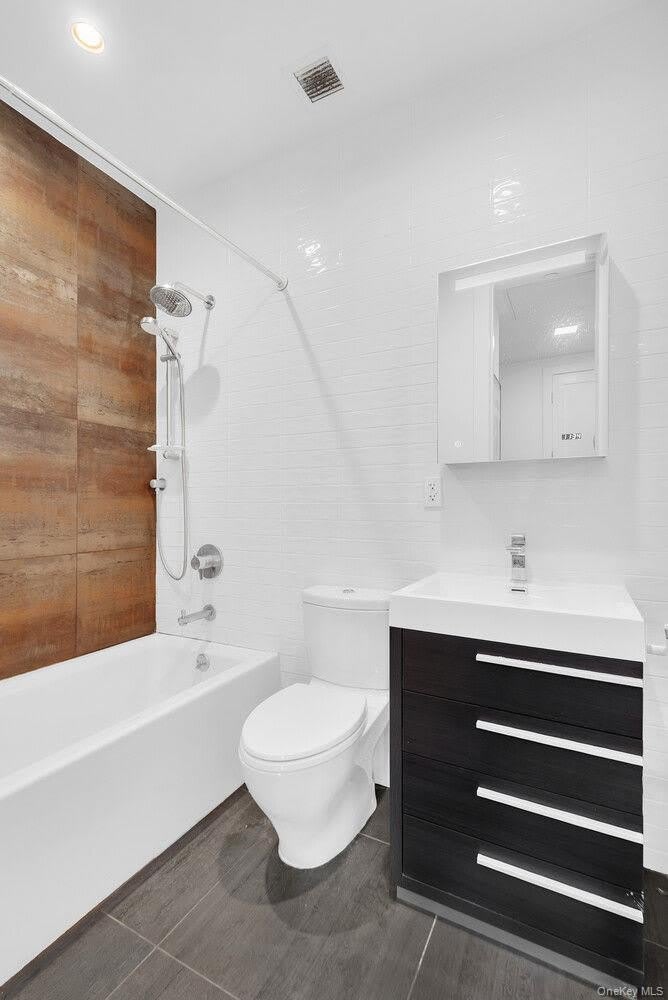 5 26 47Th Avenue – photo 1
