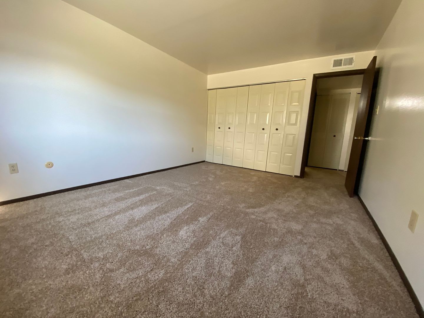 North Hills 2 BR Apartment! Perfect Location – photo 5