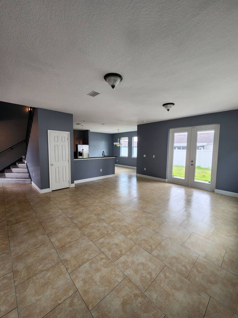 Stunning 3-Bedroom Townhome with Loft, Balcony & 2-Car Garage in Kissimmee! – photo 4
