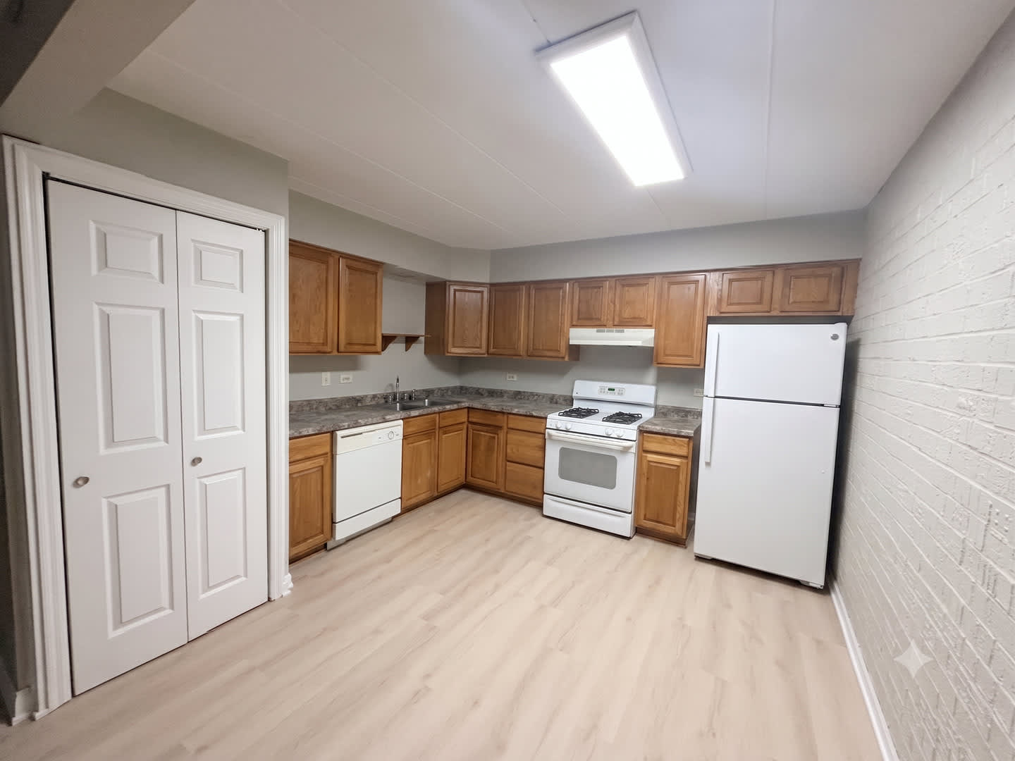 Newly Updated 2 bedroom 1.5 Bath Unit. – photo 4