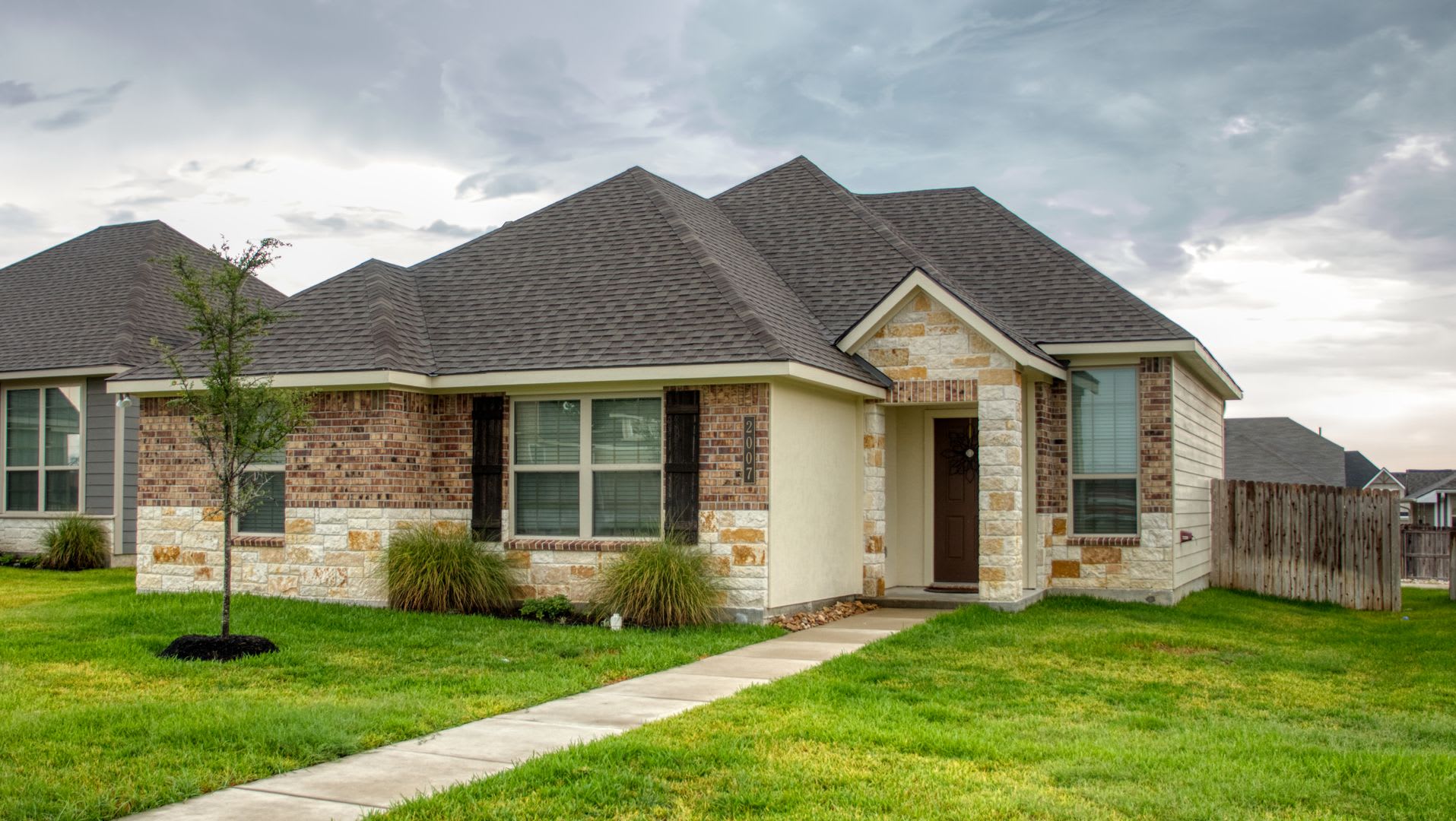 Spacious Single-Family Home Available Now! – photo 1