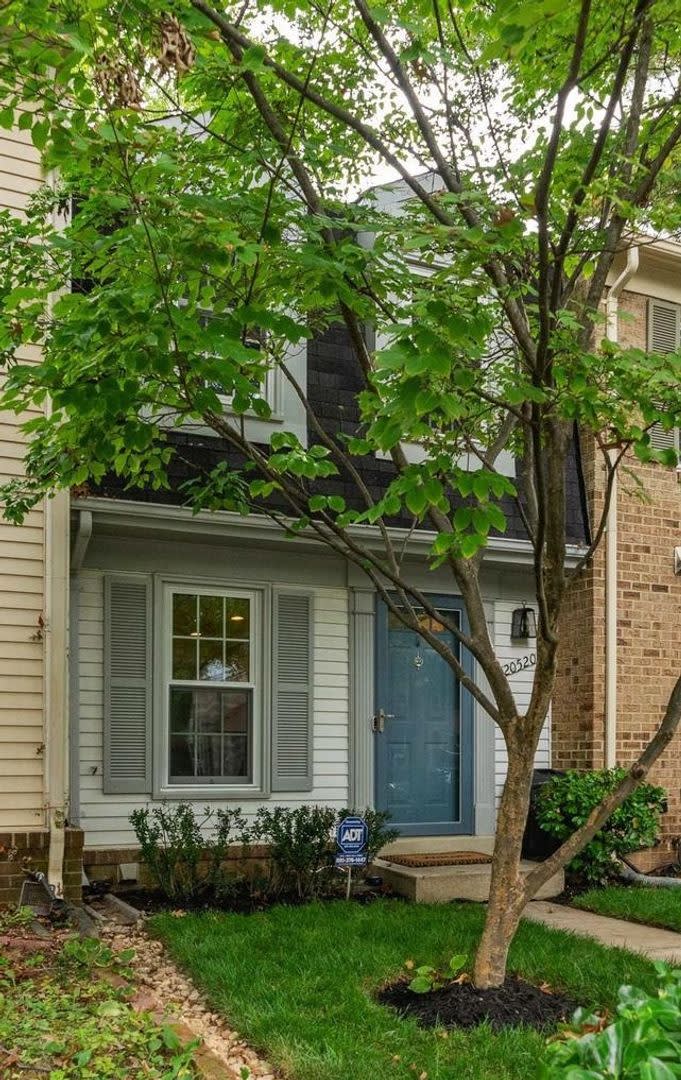 Gorgeous 2BR 2BA 3 level town home fully updated and located in Essex Place – photo 1