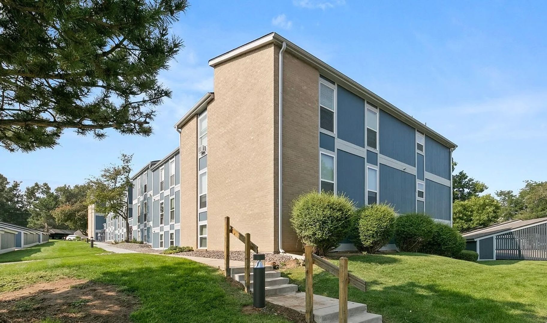 Spacious Centennial Condo – photo 3
