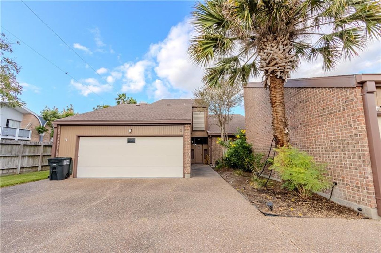 Beautifully renovated courtyard townhome in the heart of Corpus Christi – photo 1