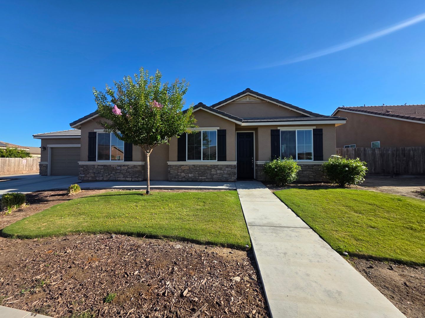 Newer 3 Bedroom 2 Bathroom in Tulare! $300 off First Month's Rent!!! – photo 1