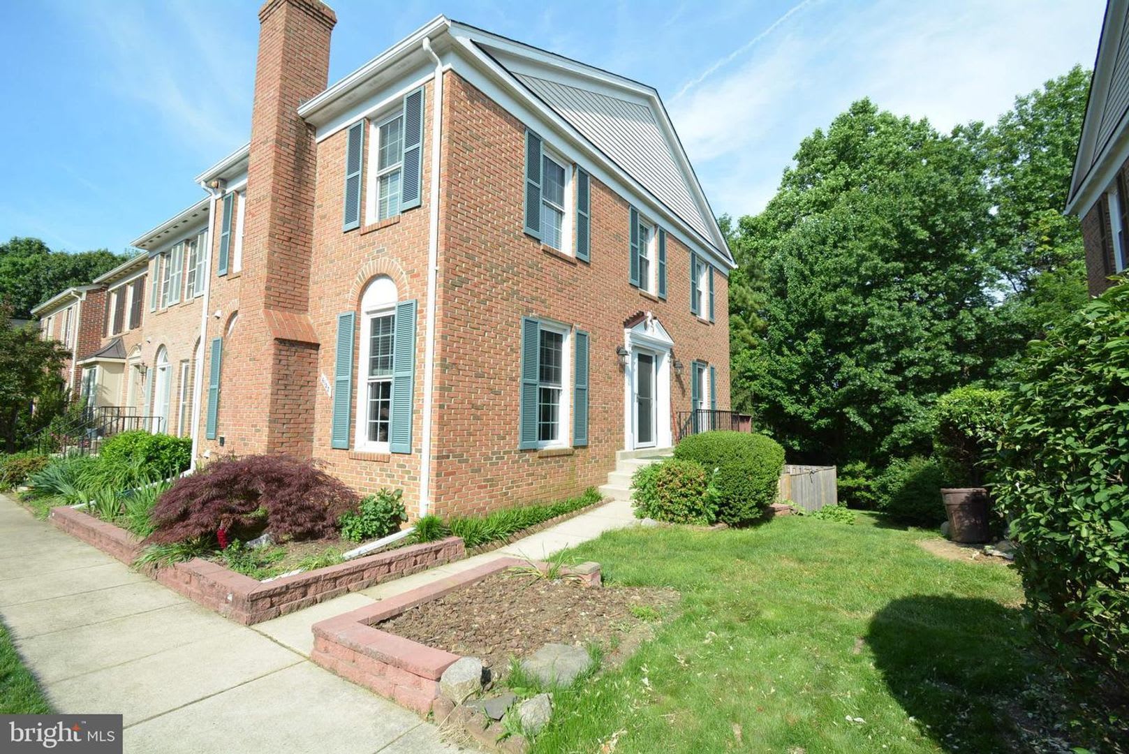 Beautiful 3-Level Townhome in Kingstowne – 3.5 Baths, Landscaping Included – photo 1