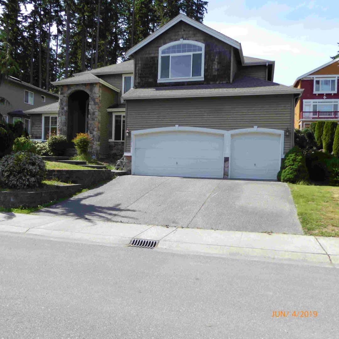 Beautiful 4 Bed 3 Bath with Bonus Room Home in Convenient Location in Lynnwood. – photo 1