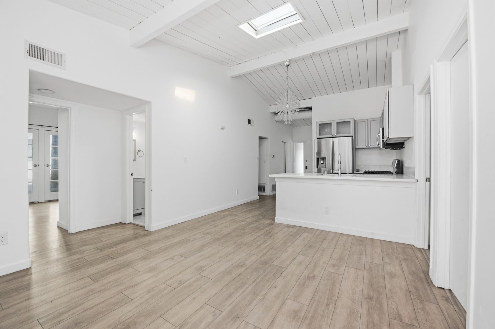 USD-adjacent 3 bedroom 1 bath apartment – photo 3