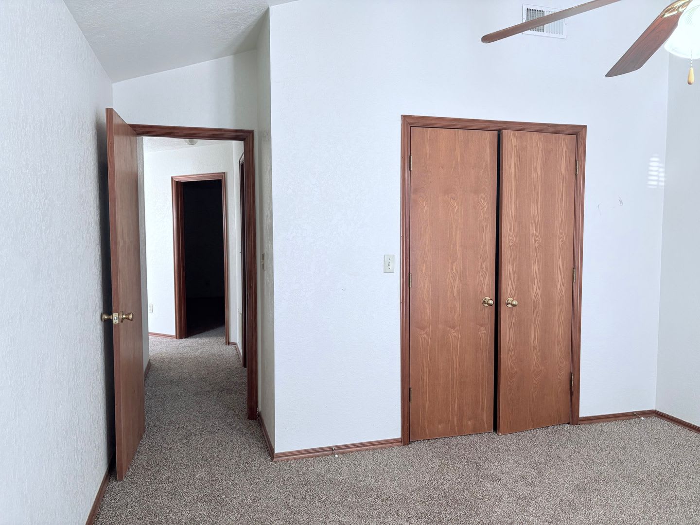 Two bedroom townhouse close to Campus! – photo 3